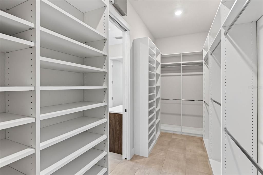Activo con contrato: $925,000 (4 camas, 3 baños, 2689 Pies cuadrados)