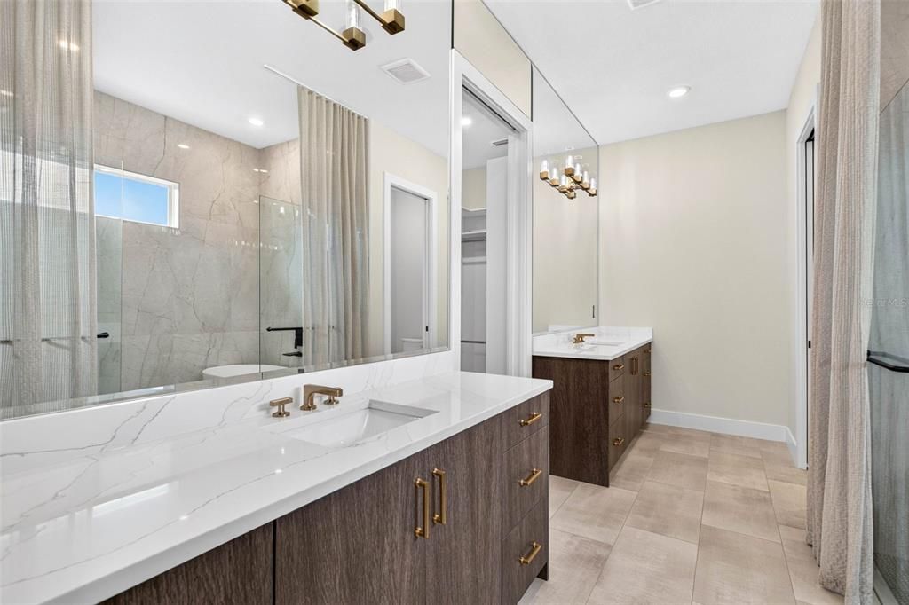 Activo con contrato: $925,000 (4 camas, 3 baños, 2689 Pies cuadrados)
