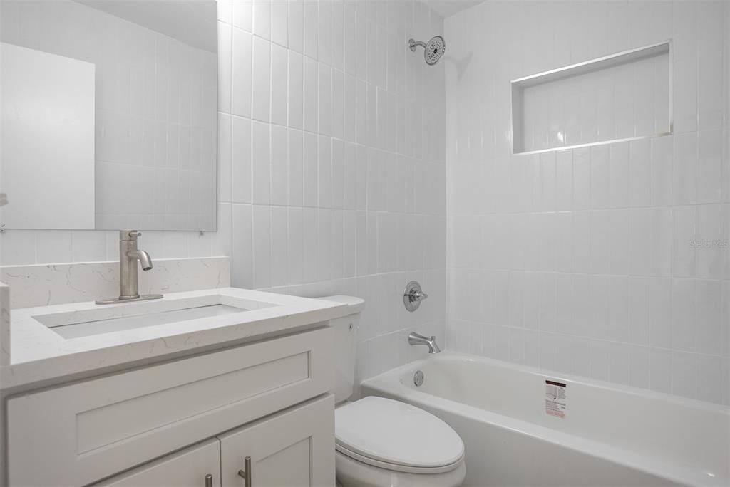 En Venta: $359,000 (4 camas, 2 baños, 1095 Pies cuadrados)