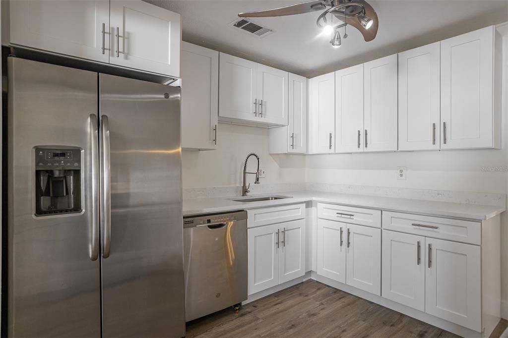 En Venta: $359,000 (4 camas, 2 baños, 1095 Pies cuadrados)