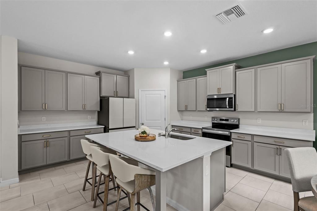 For Sale: $650,000 (5 beds, 4 baths, 3975 Square Feet)