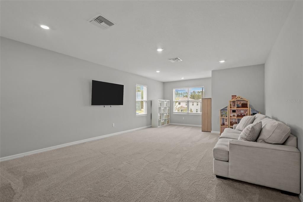 For Sale: $650,000 (5 beds, 4 baths, 3975 Square Feet)
