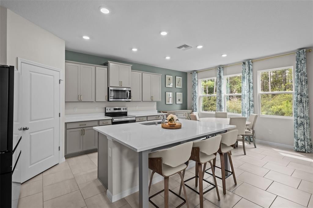 For Sale: $650,000 (5 beds, 4 baths, 3975 Square Feet)