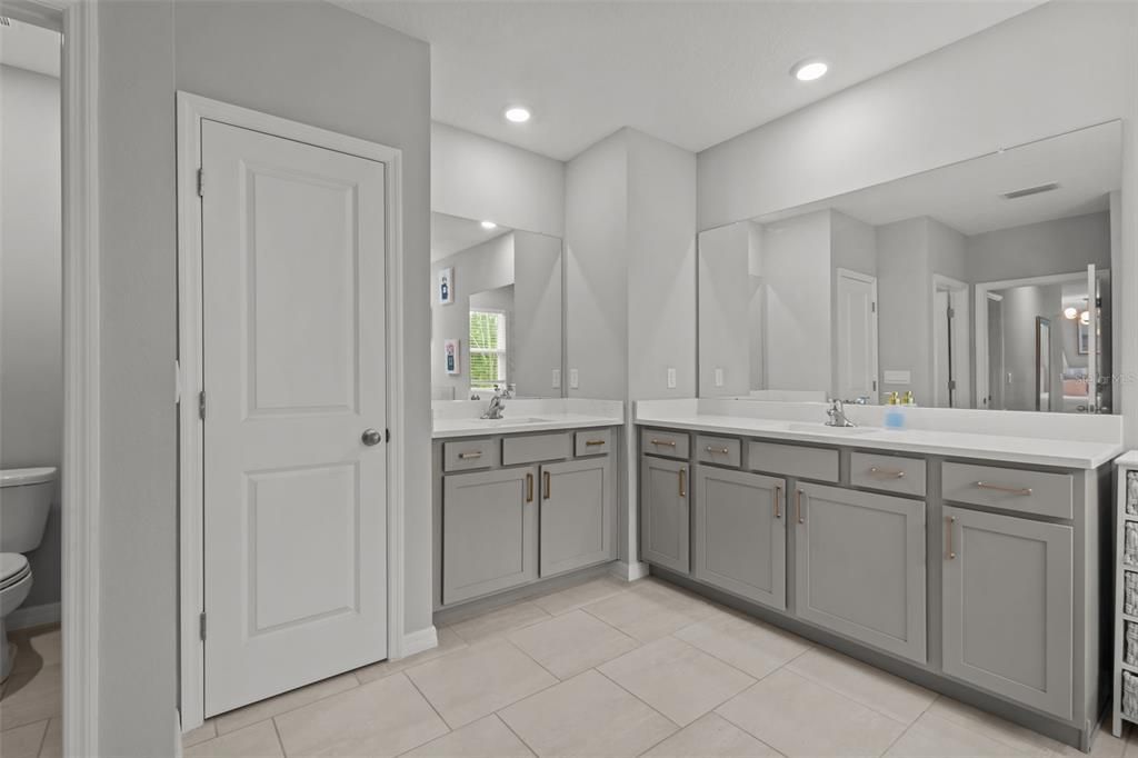 For Sale: $650,000 (5 beds, 4 baths, 3975 Square Feet)