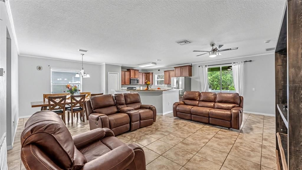 For Sale: $300,000 (3 beds, 2 baths, 1660 Square Feet)