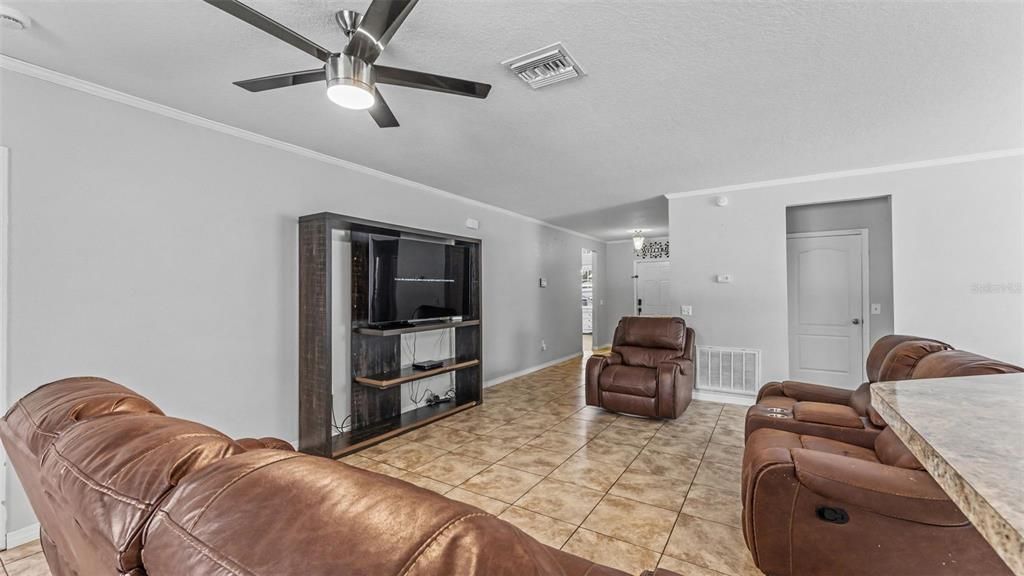 For Sale: $300,000 (3 beds, 2 baths, 1660 Square Feet)