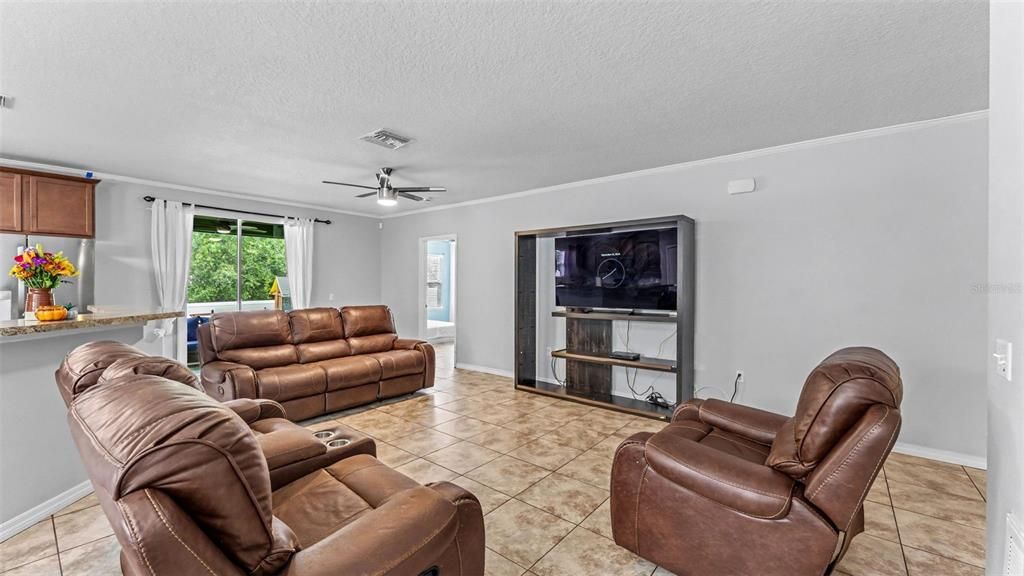 For Sale: $300,000 (3 beds, 2 baths, 1660 Square Feet)