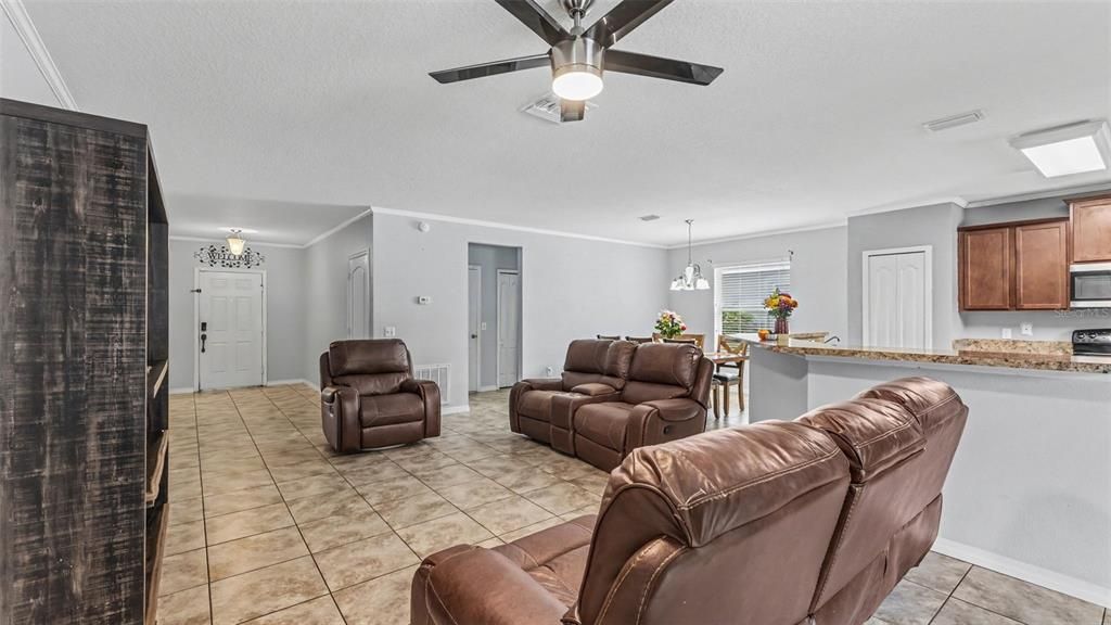For Sale: $300,000 (3 beds, 2 baths, 1660 Square Feet)