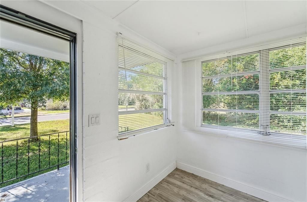 For Sale: $175,000 (3 beds, 1 baths, 1041 Square Feet)
