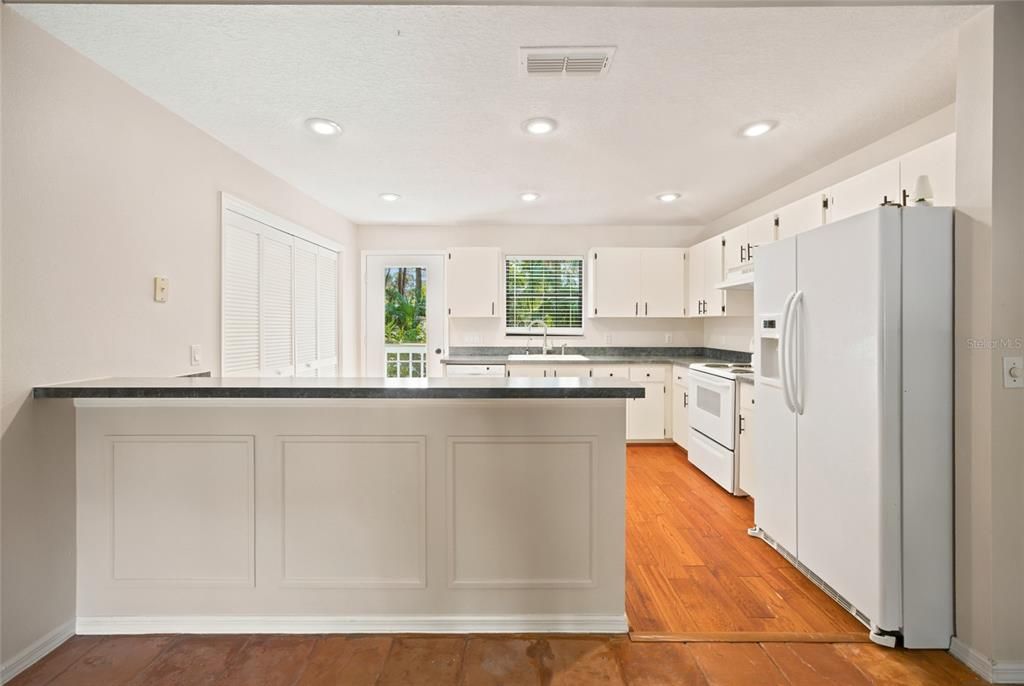 На продажу: $274,900 (3 спален, 2 ванн, 1412 Квадратных фут)