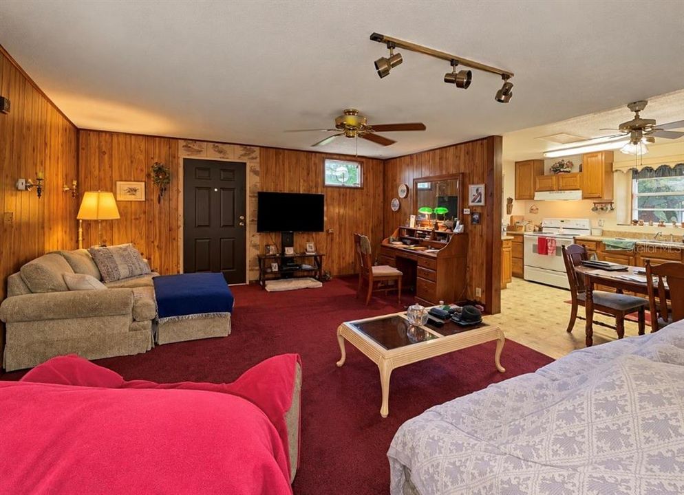 For Sale: $139,900 (2 beds, 1 baths, 916 Square Feet)