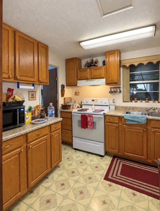 For Sale: $139,900 (2 beds, 1 baths, 916 Square Feet)