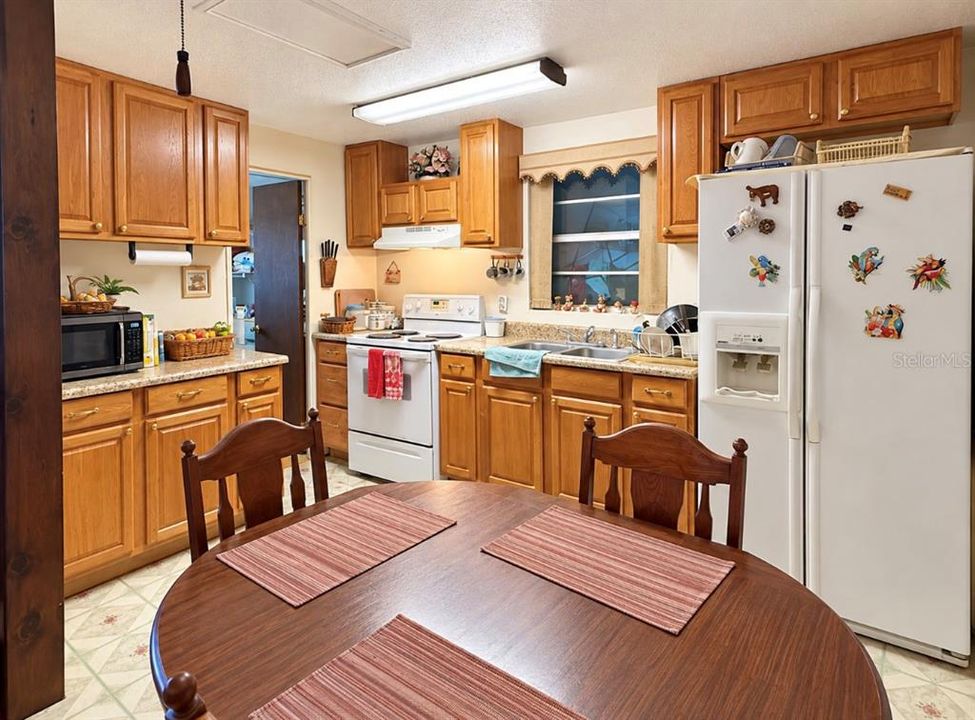 For Sale: $139,900 (2 beds, 1 baths, 916 Square Feet)