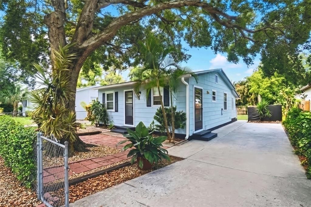 For Sale: $219,990 (2 beds, 1 baths, 576 Square Feet)