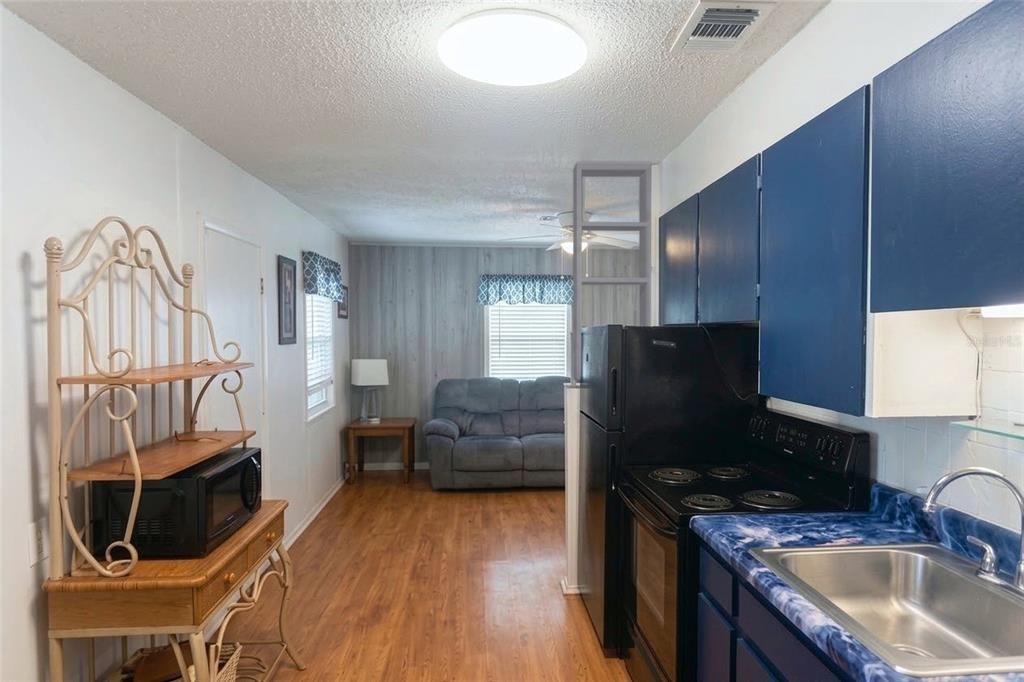 For Sale: $219,990 (2 beds, 1 baths, 576 Square Feet)