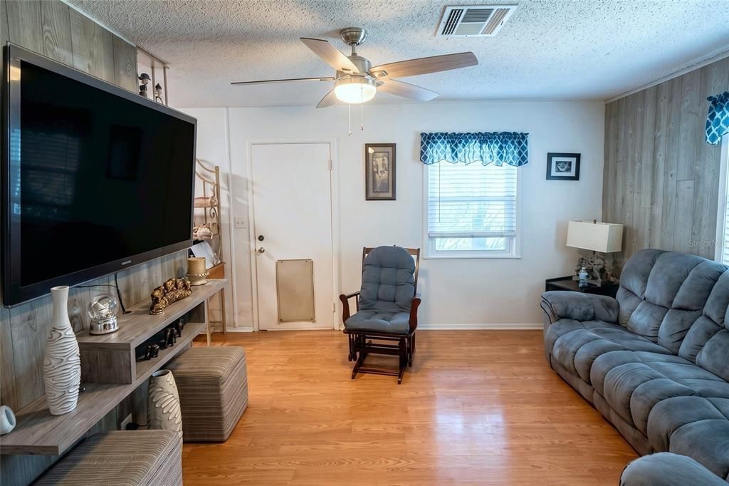 For Sale: $219,990 (2 beds, 1 baths, 576 Square Feet)