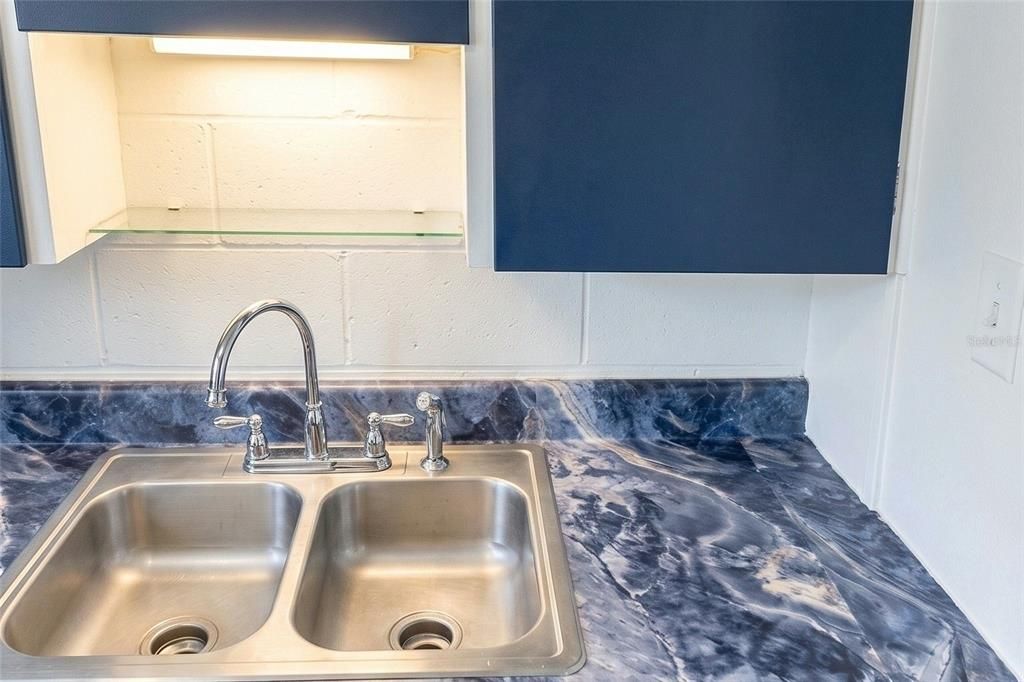 For Sale: $219,990 (2 beds, 1 baths, 576 Square Feet)