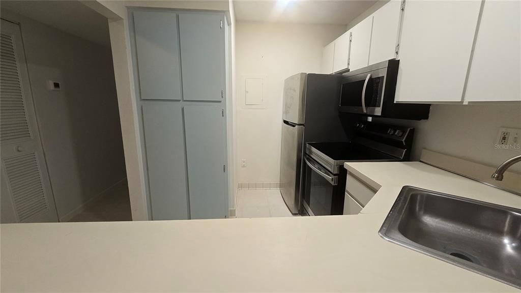 For Sale: $165,000 (2 beds, 2 baths, 979 Square Feet)
