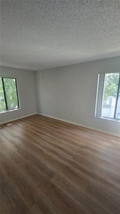 For Sale: $165,000 (2 beds, 2 baths, 979 Square Feet)