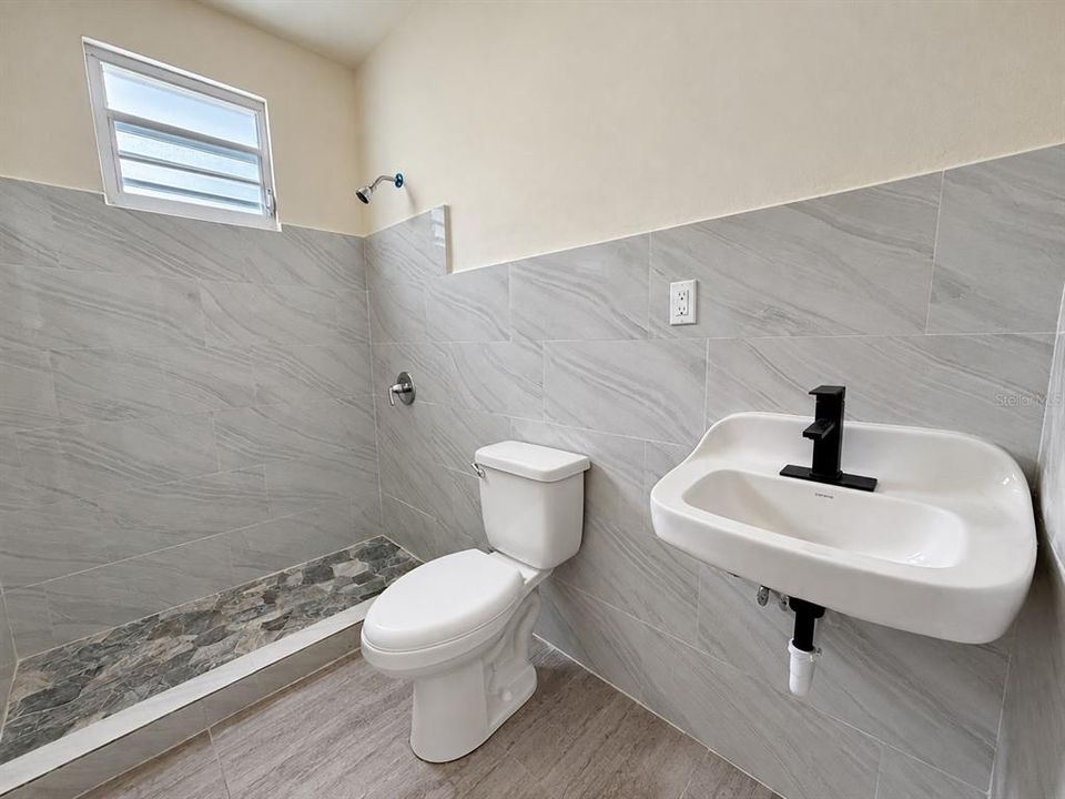 For Sale: $239,000 (2 beds, 1 baths, 1080 Square Feet)