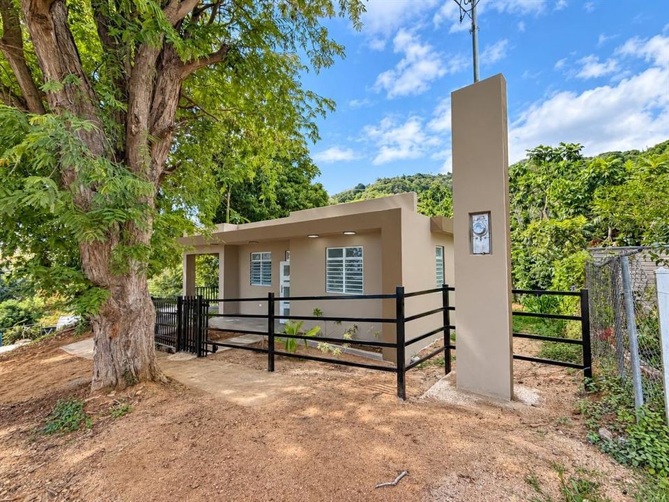 For Sale: $239,000 (2 beds, 1 baths, 1080 Square Feet)