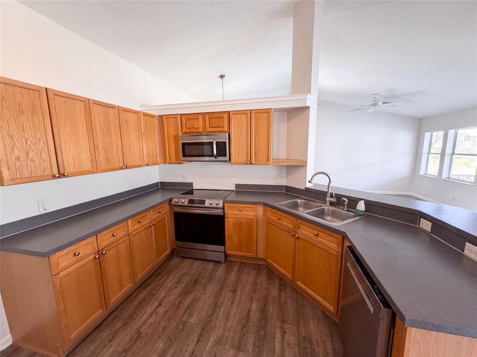 For Sale: $330,000 (3 beds, 2 baths, 1518 Square Feet)