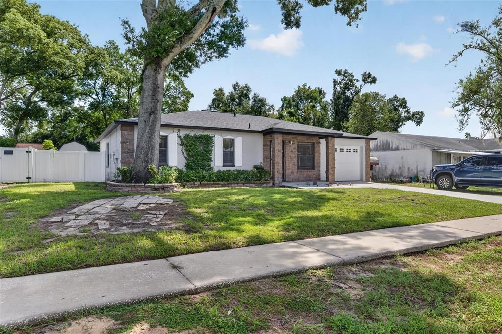 For Sale: $349,900 (3 beds, 2 baths, 1272 Square Feet)