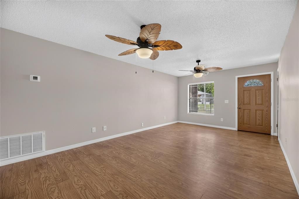 For Sale: $349,900 (3 beds, 2 baths, 1272 Square Feet)