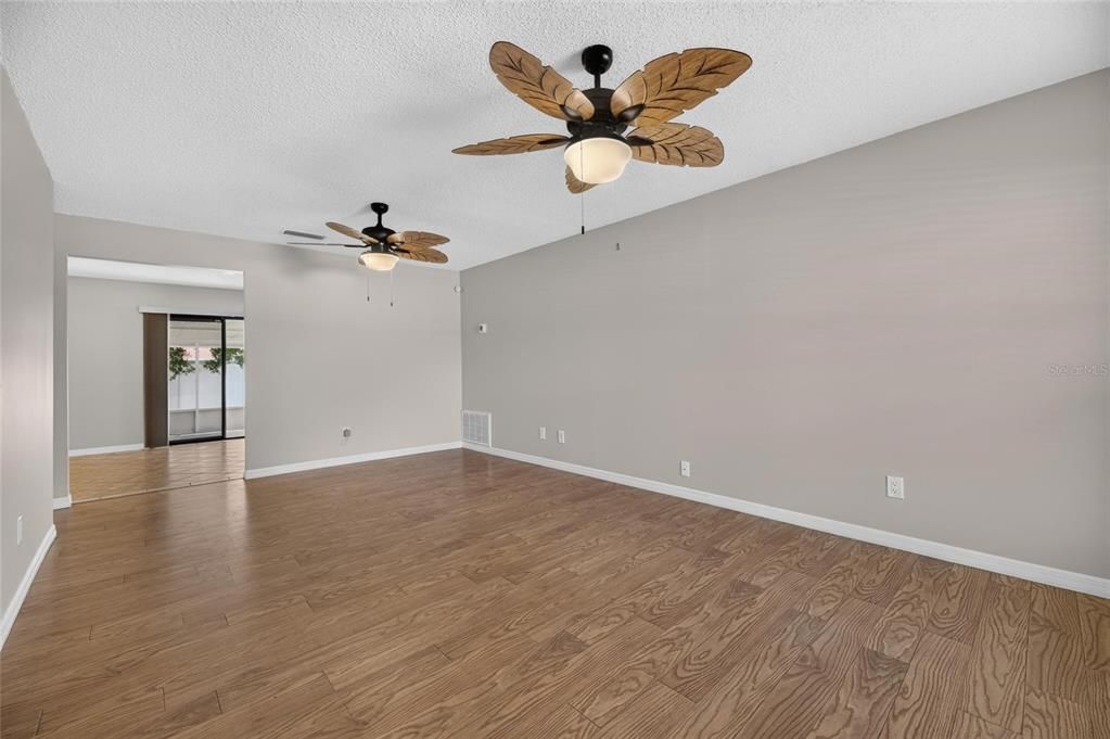 For Sale: $349,900 (3 beds, 2 baths, 1272 Square Feet)