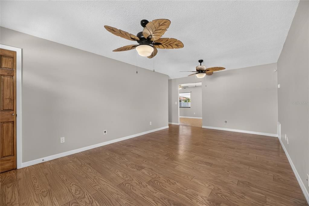 For Sale: $349,900 (3 beds, 2 baths, 1272 Square Feet)