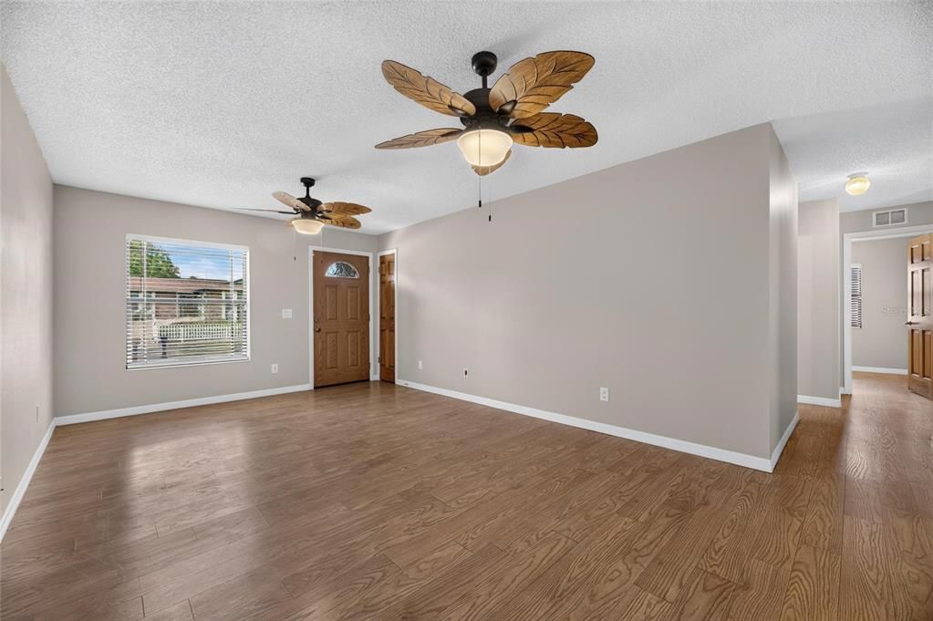 For Sale: $349,900 (3 beds, 2 baths, 1272 Square Feet)