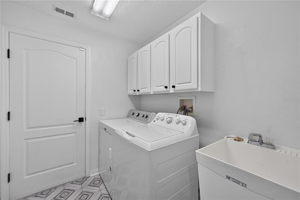 For Sale: $489,000 (3 beds, 2 baths, 2074 Square Feet)