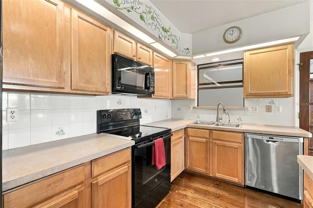 На продажу: $525,000 (6 спален, 3 ванн, 2664 Квадратных фут)