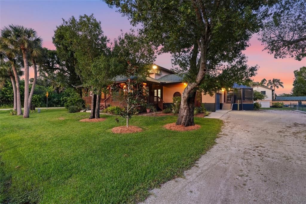 For Sale: $525,000 (6 beds, 3 baths, 2664 Square Feet)