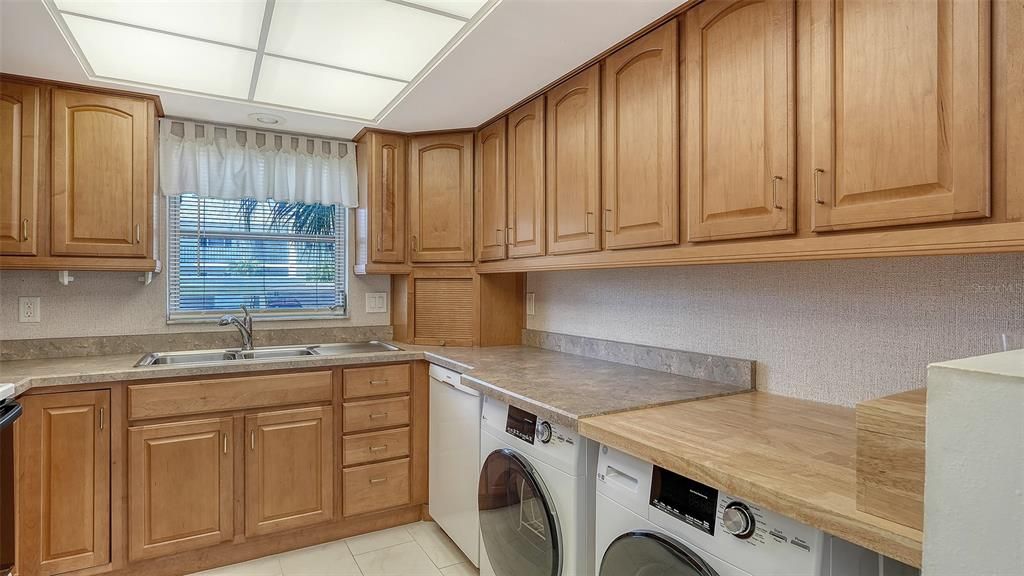 На продажу: $190,000 (2 спален, 2 ванн, 1389 Квадратных фут)