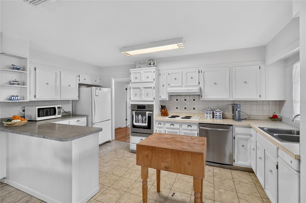 For Sale: $300,000 (3 beds, 2 baths, 1782 Square Feet)