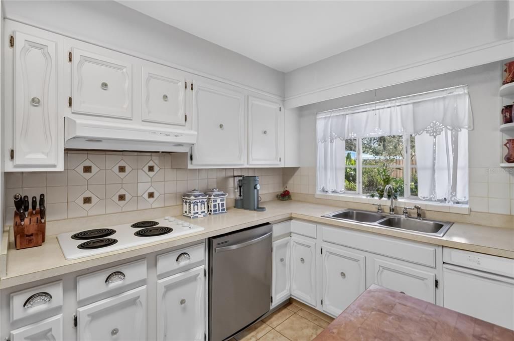 For Sale: $300,000 (3 beds, 2 baths, 1782 Square Feet)