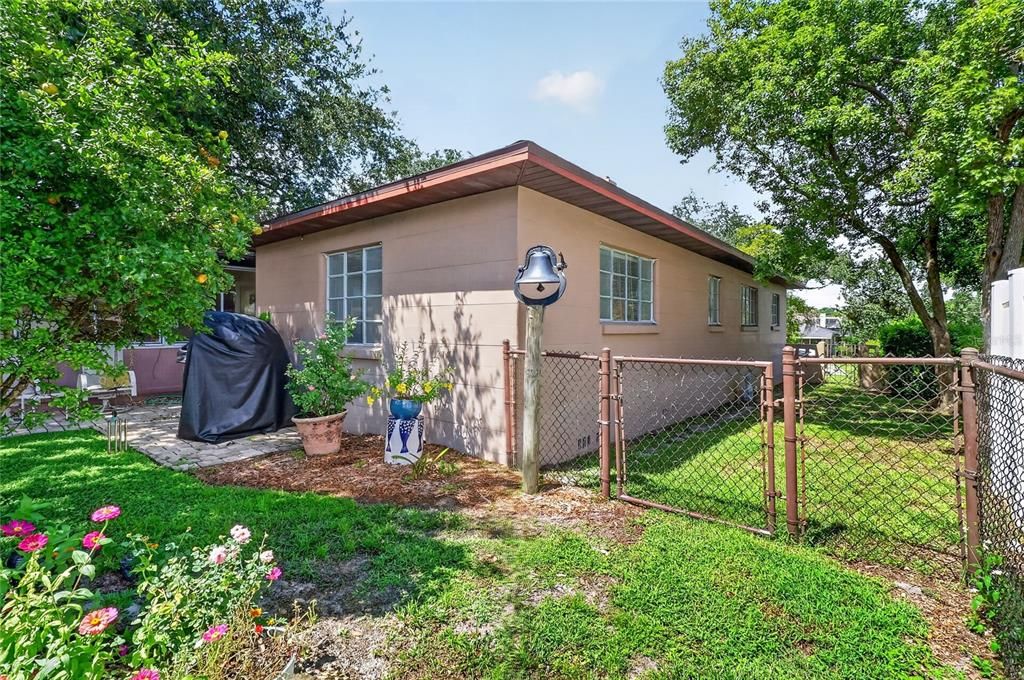 For Sale: $300,000 (3 beds, 2 baths, 1782 Square Feet)