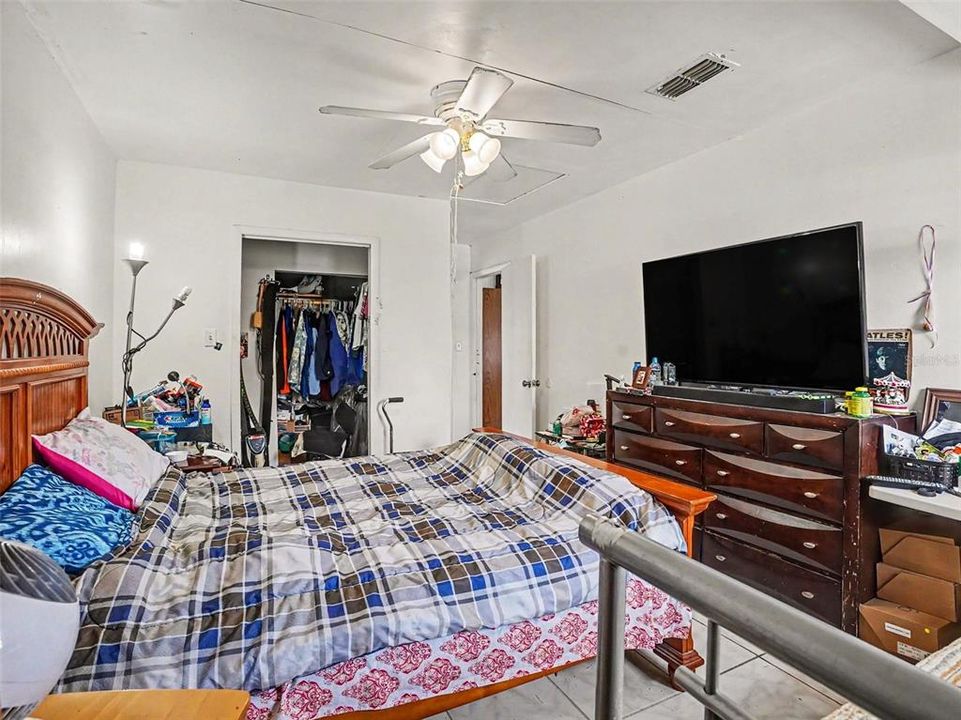 Под контрактом: $185,000 (3 спален, 2 ванн, 1100 Квадратных фут)