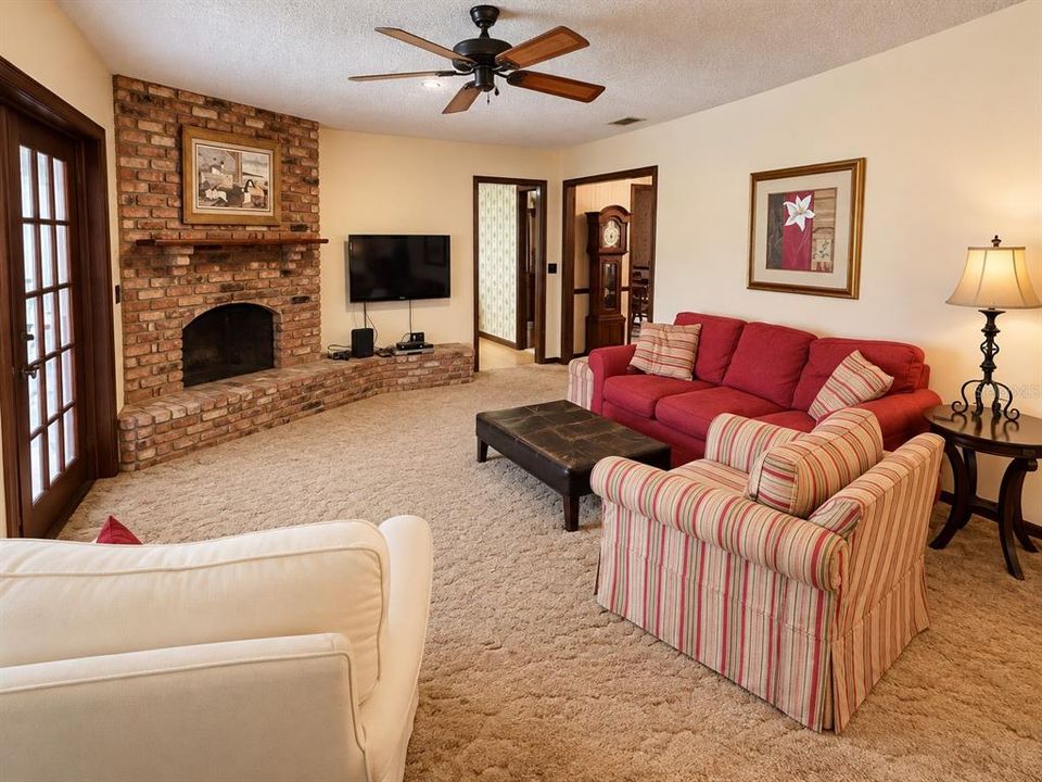 For Sale: $525,000 (4 beds, 2 baths, 1886 Square Feet)