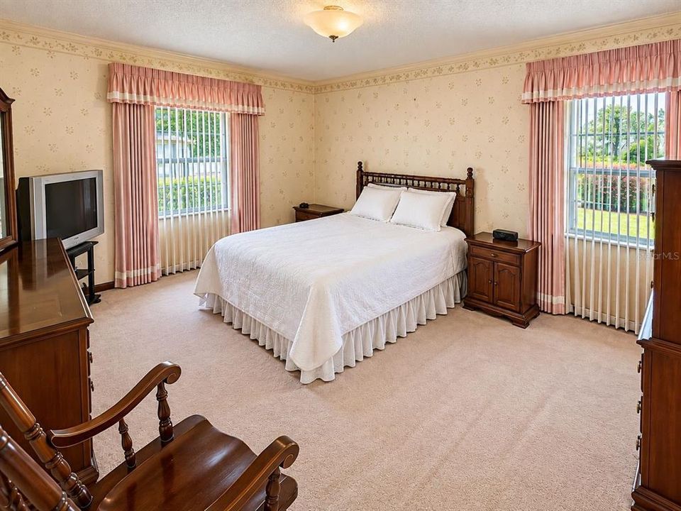 For Sale: $525,000 (4 beds, 2 baths, 1886 Square Feet)