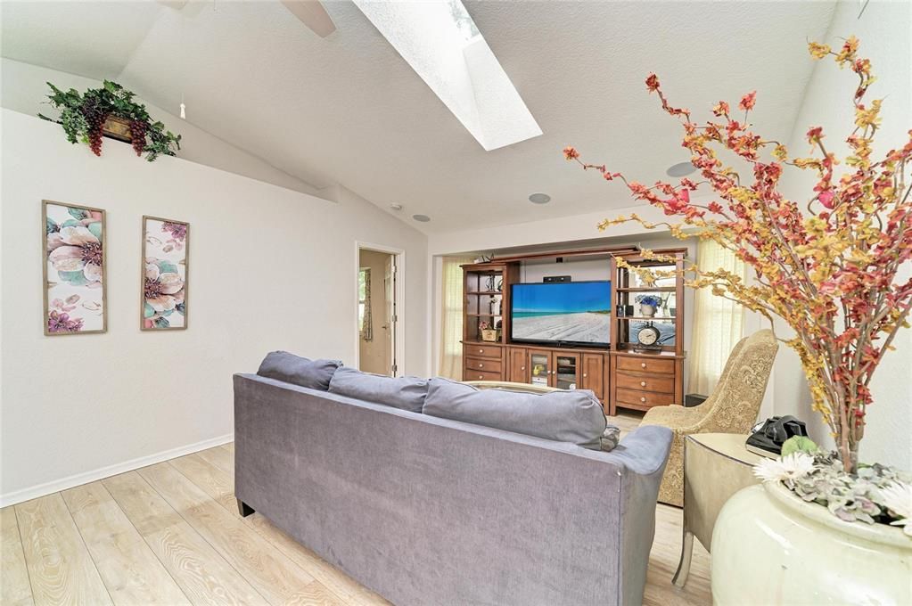 En Venta: $369,900 (4 camas, 2 baños, 2225 Pies cuadrados)
