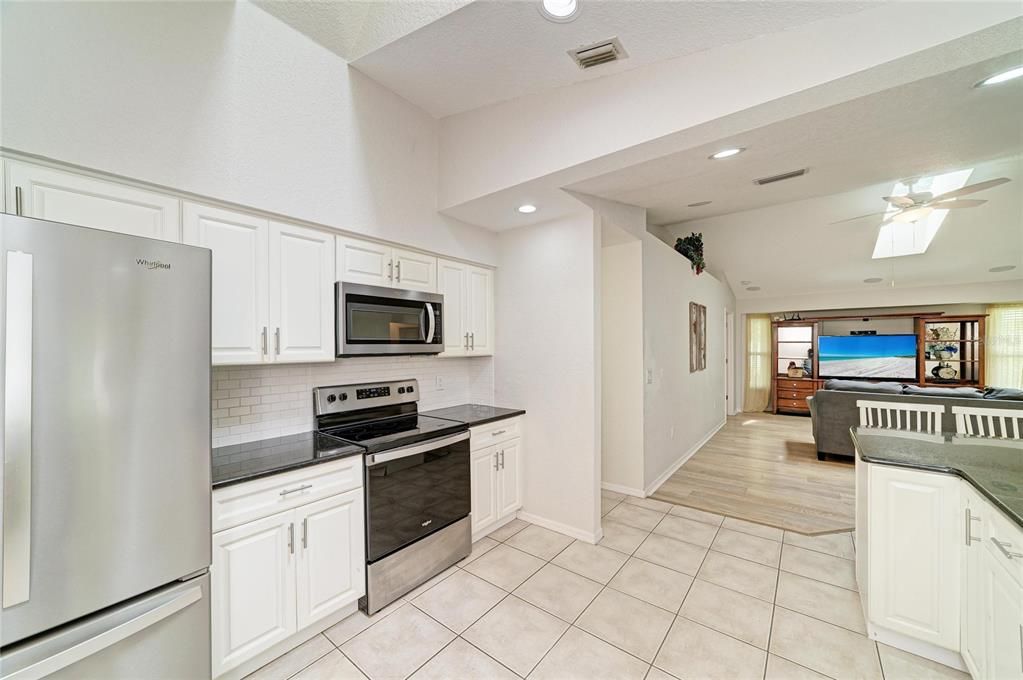 En Venta: $369,900 (4 camas, 2 baños, 2225 Pies cuadrados)