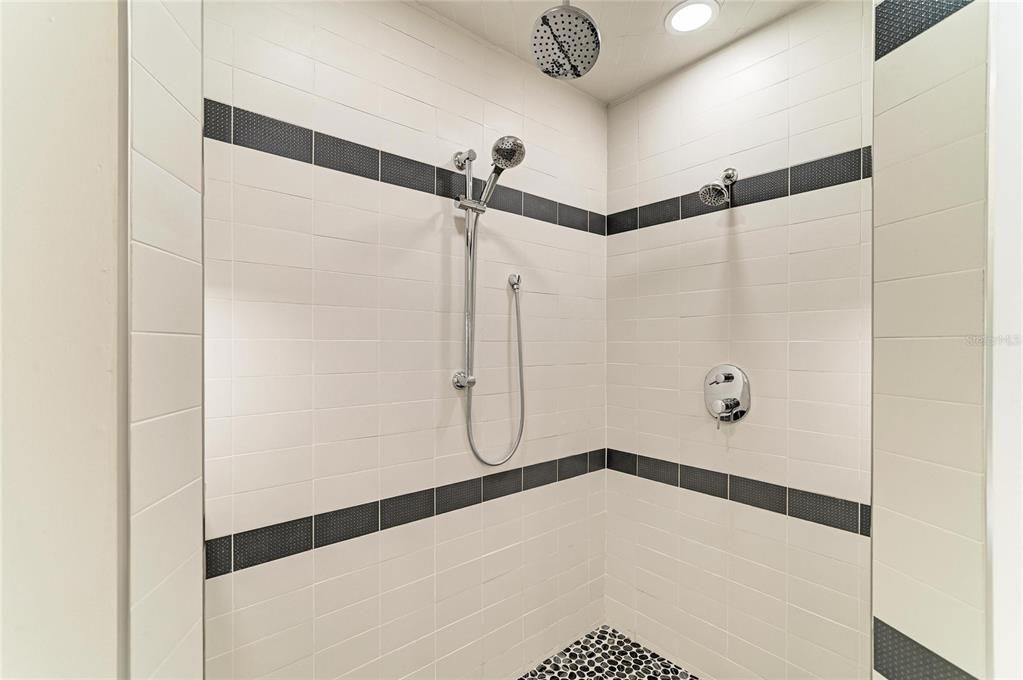 En Venta: $369,900 (4 camas, 2 baños, 2225 Pies cuadrados)