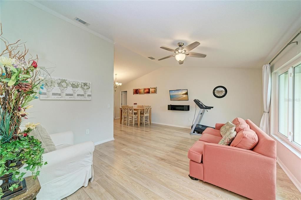 En Venta: $369,900 (4 camas, 2 baños, 2225 Pies cuadrados)