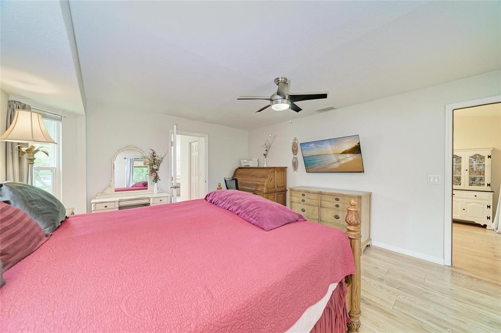 En Venta: $369,900 (4 camas, 2 baños, 2225 Pies cuadrados)
