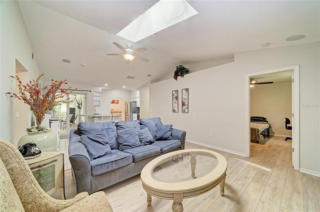 En Venta: $369,900 (4 camas, 2 baños, 2225 Pies cuadrados)