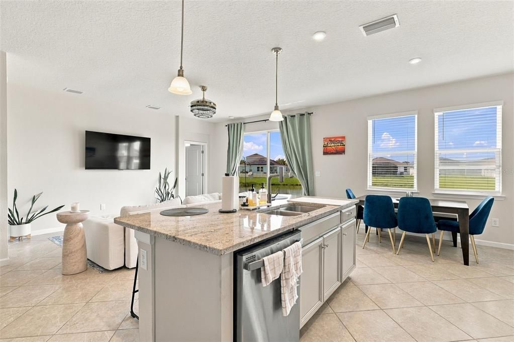 For Sale: $350,000 (3 beds, 2 baths, 1515 Square Feet)