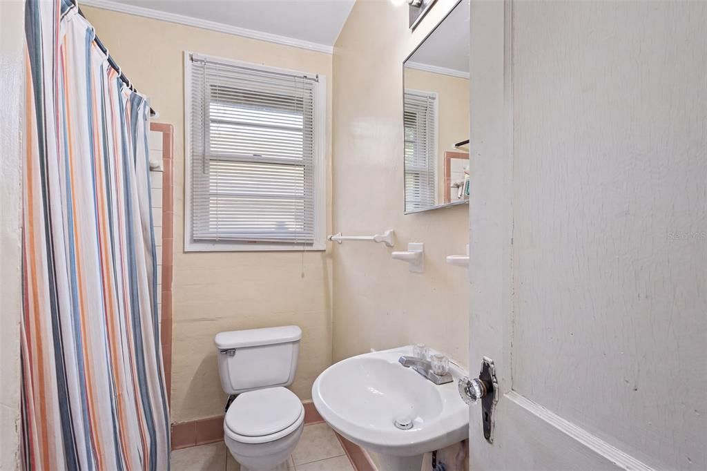 : $305,000 (2 спален, 1 ванн, 868 Квадратных фут)