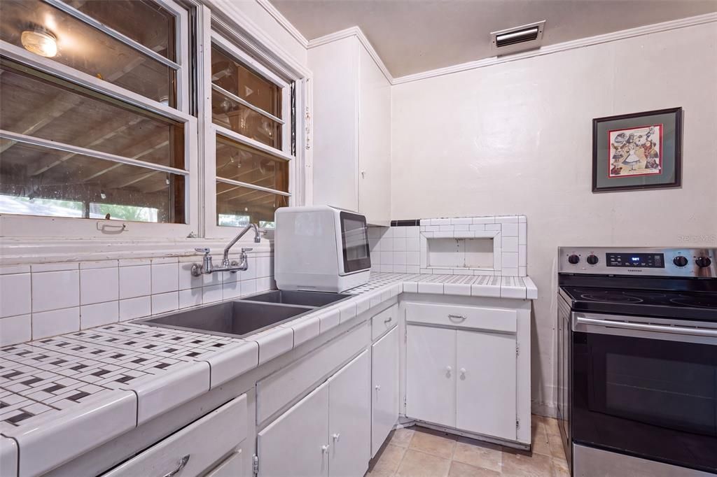 : $305,000 (2 спален, 1 ванн, 868 Квадратных фут)